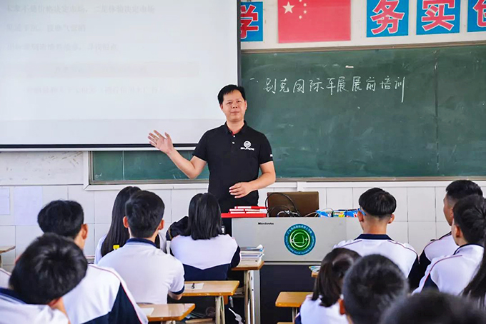 為同學(xué)們開(kāi)展車(chē)展展前培訓(xùn)